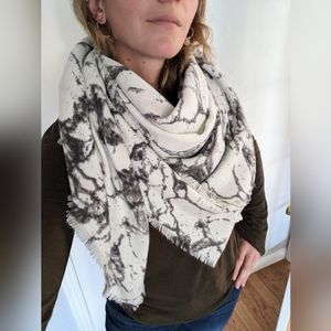 Marble pattern square shawl